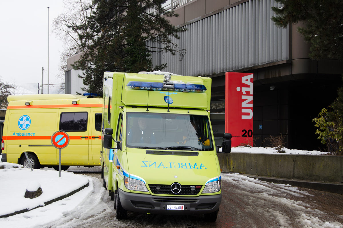 2 Abmulanzwagen vor der Unia fahren los.