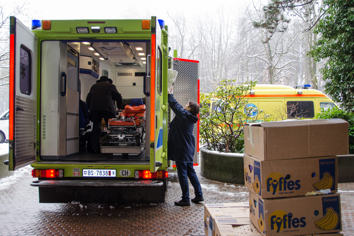 Chargement d'une des ambulances