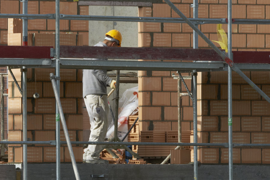 Lavoratore dell’edilizia sul ponteggio