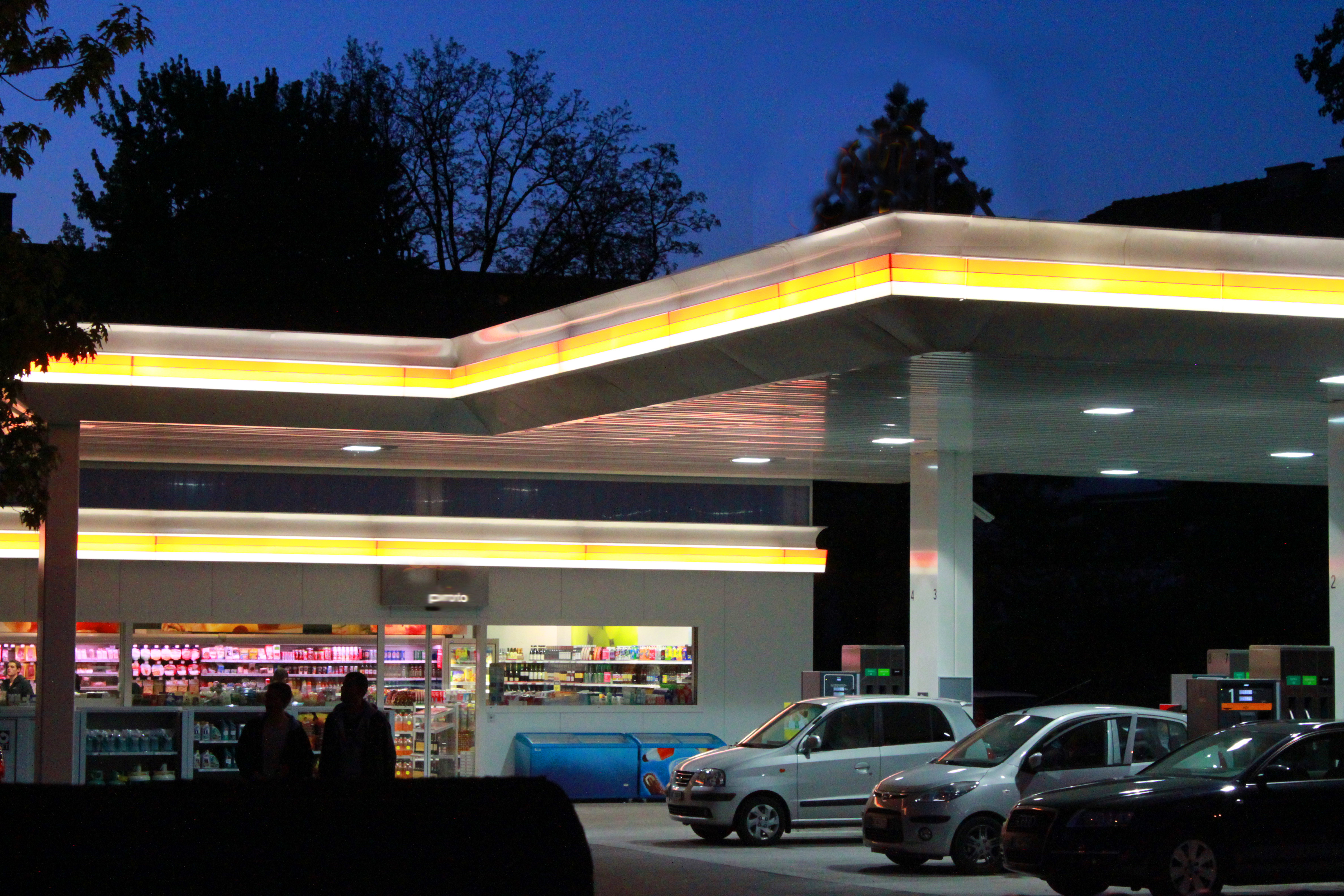 Tankstelle mit offenem Shop in der Nacht