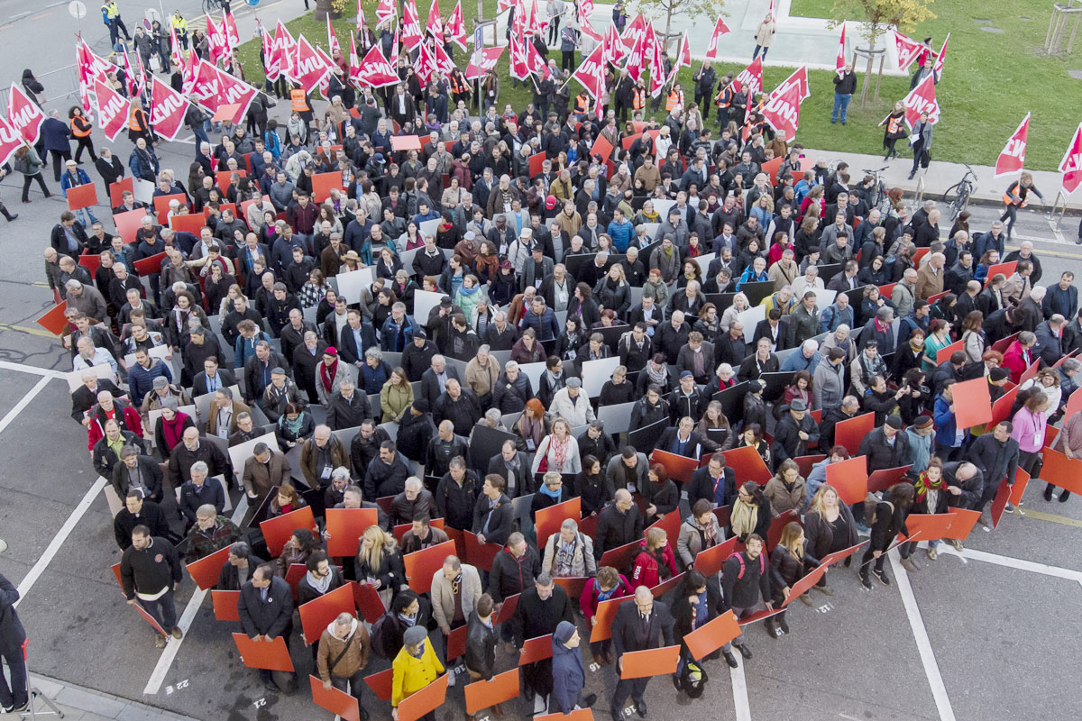 Grosse Gruppe von Unia-Mitgliedern stehen bereit für eine Aktion mit Schildern