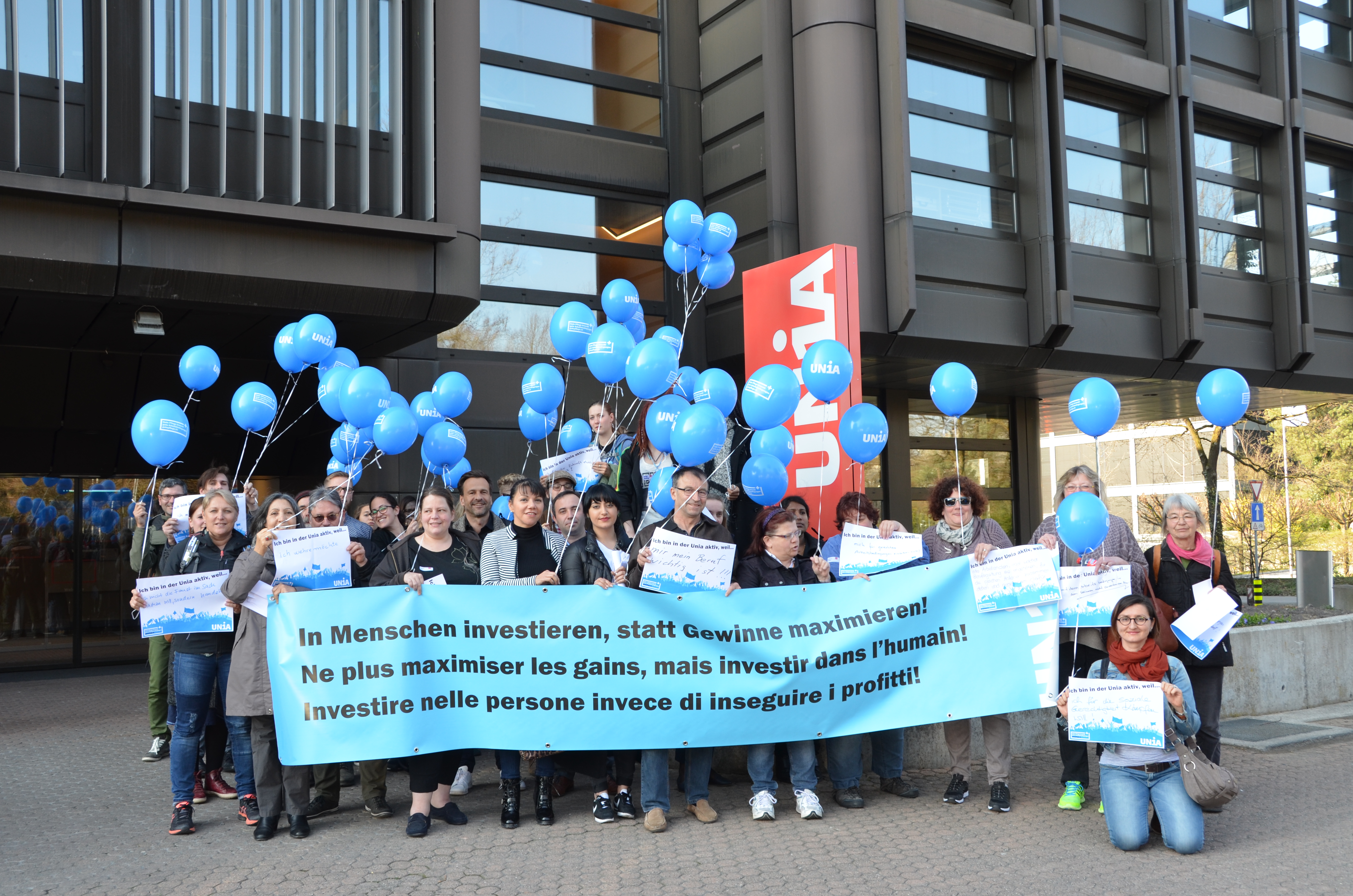 Teilnehmende der Fachtagung Pflege der Unia in Bern mit Transparent: «In Menschen investieren, statt Gewinne maximieren».