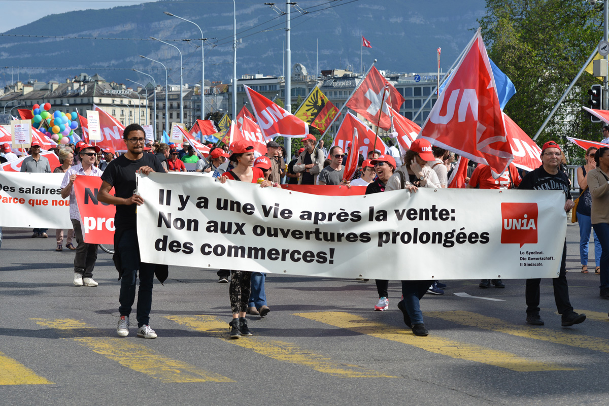 Kundgebung im Genf: Il y a une vie après la vente. Non aux ouvertures prolongées des magasins.