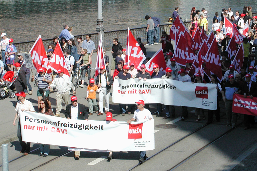 1. Mai Demo 2005 in Zürich mit Transparenten: Personenfreizügigkeit nur mit GAV!