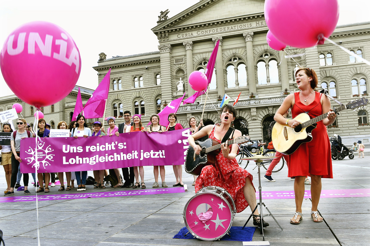 2 Musikerinnen und weiter Frauen am 14. Juni 2017 auf dem Bundesplatz mit Transparent: Uns reicht's:: Lohngleichheit jetzt!