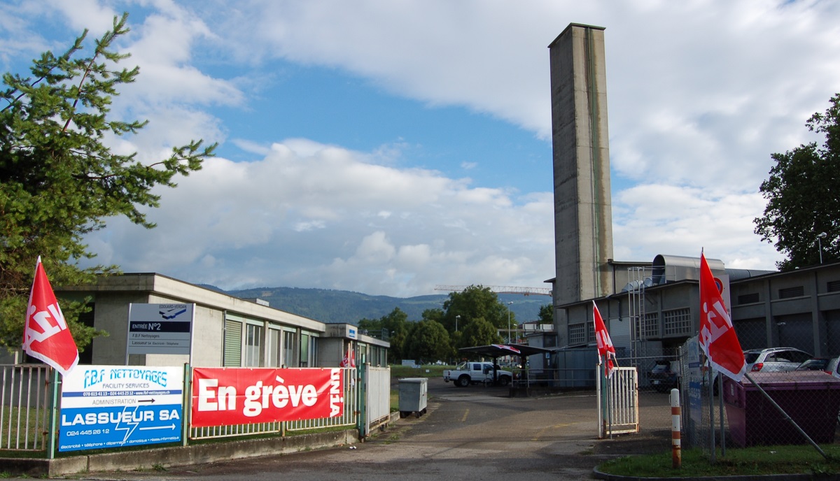 Bannière "en grève" devant l'entreprise Lassueur