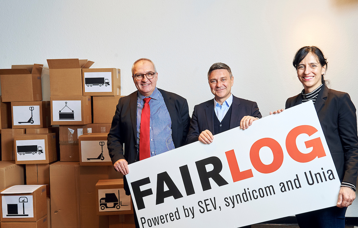 FAIRLOG-Schild, von Gewerkschaftspräsidenten getragen.