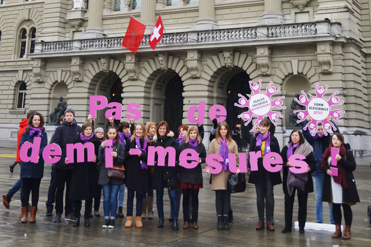 «Pas de demi-mesures!» – Des femmes exigent l'égalité salariale sur la place fédérale