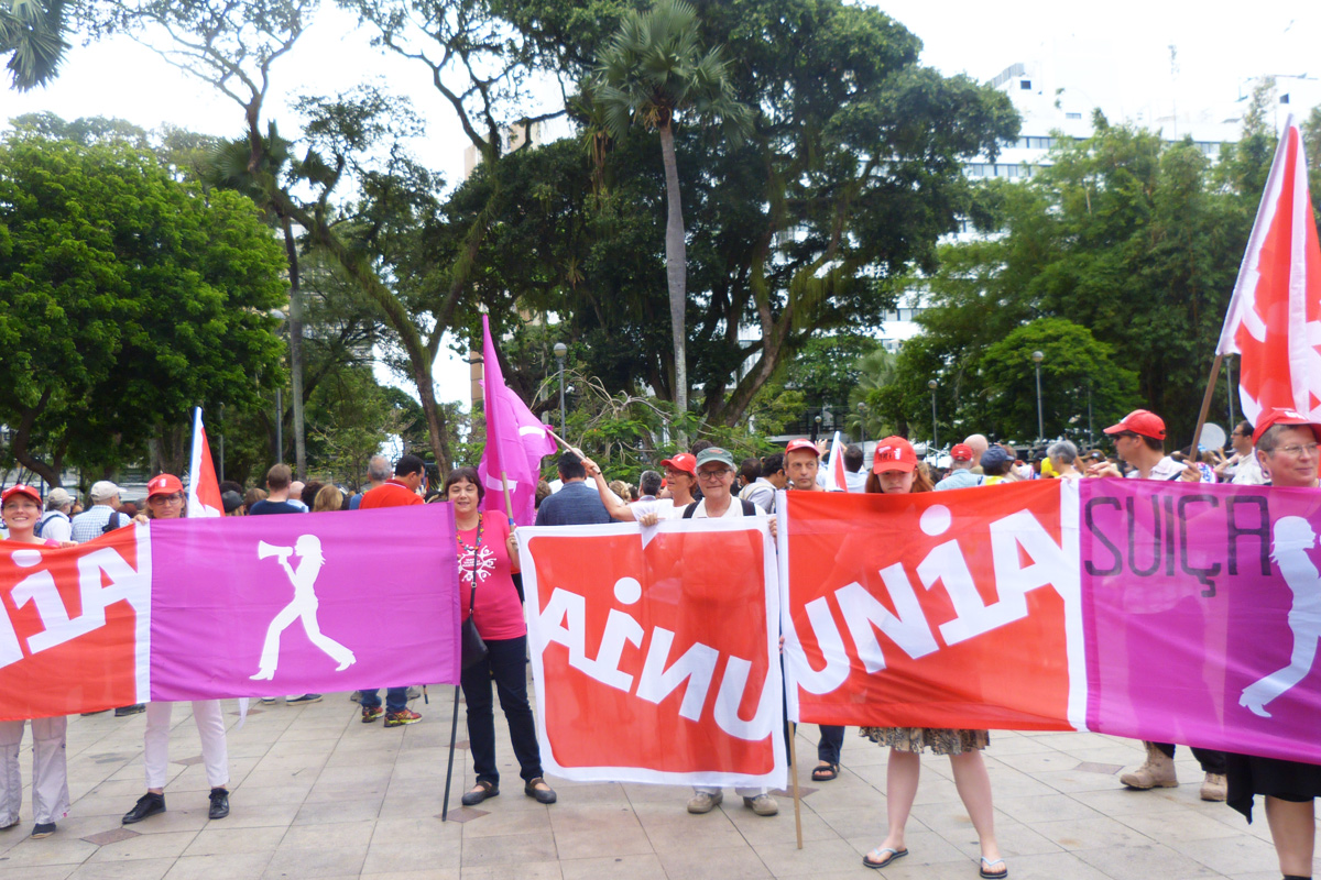 Unia-Delegation am Weltsozialforum mit Unia-Fahnen und den Fahnen der Lohngleichheitsdemo