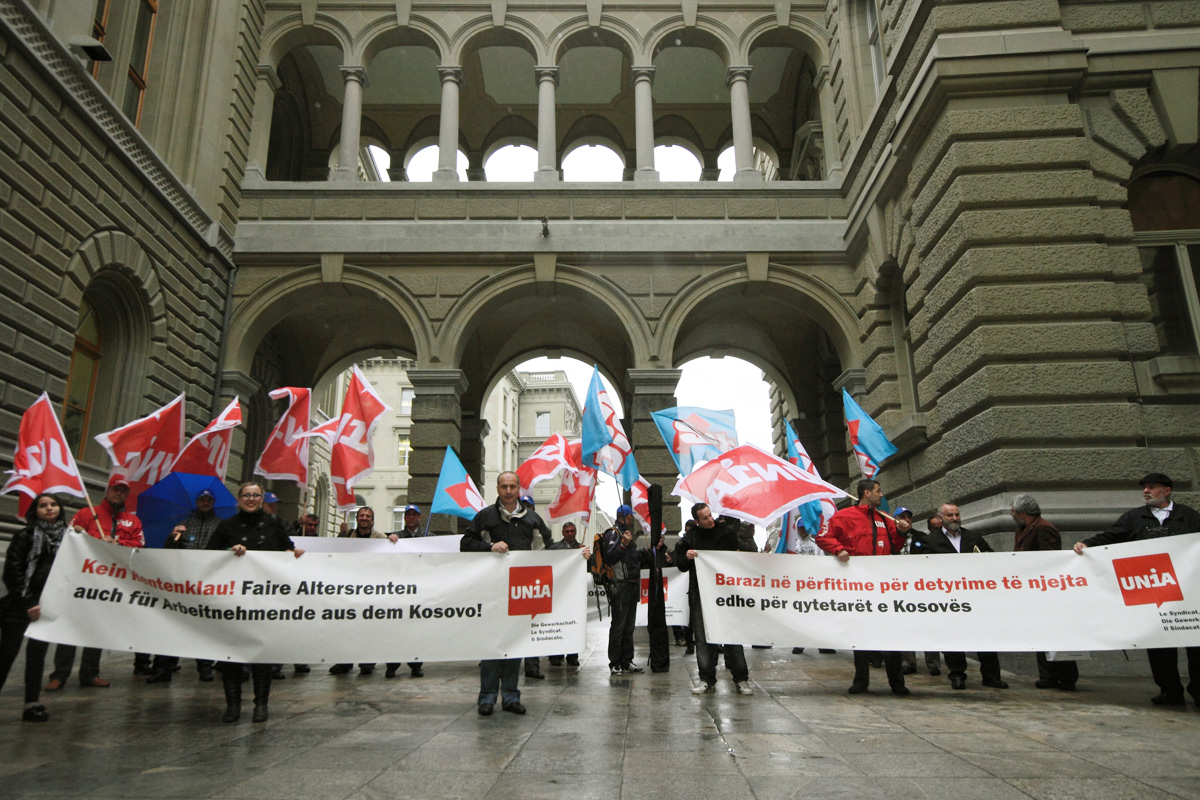 Unia-Vertreterinnen und -Vertreter 2010 bei der Einreichung der Petition vor dem Bundeshaus