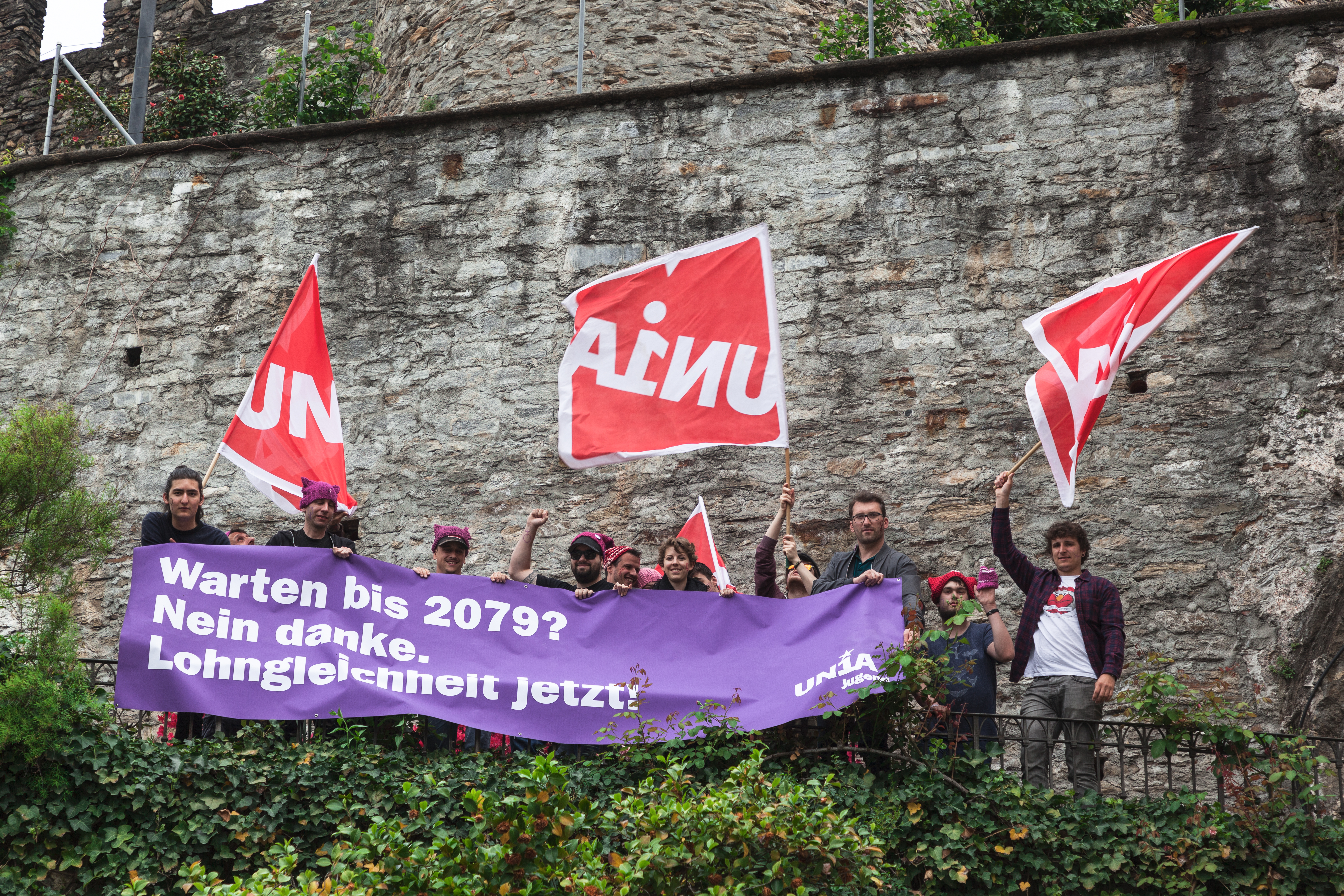 Unia Jugend mit Lohngleichheits-Transparent