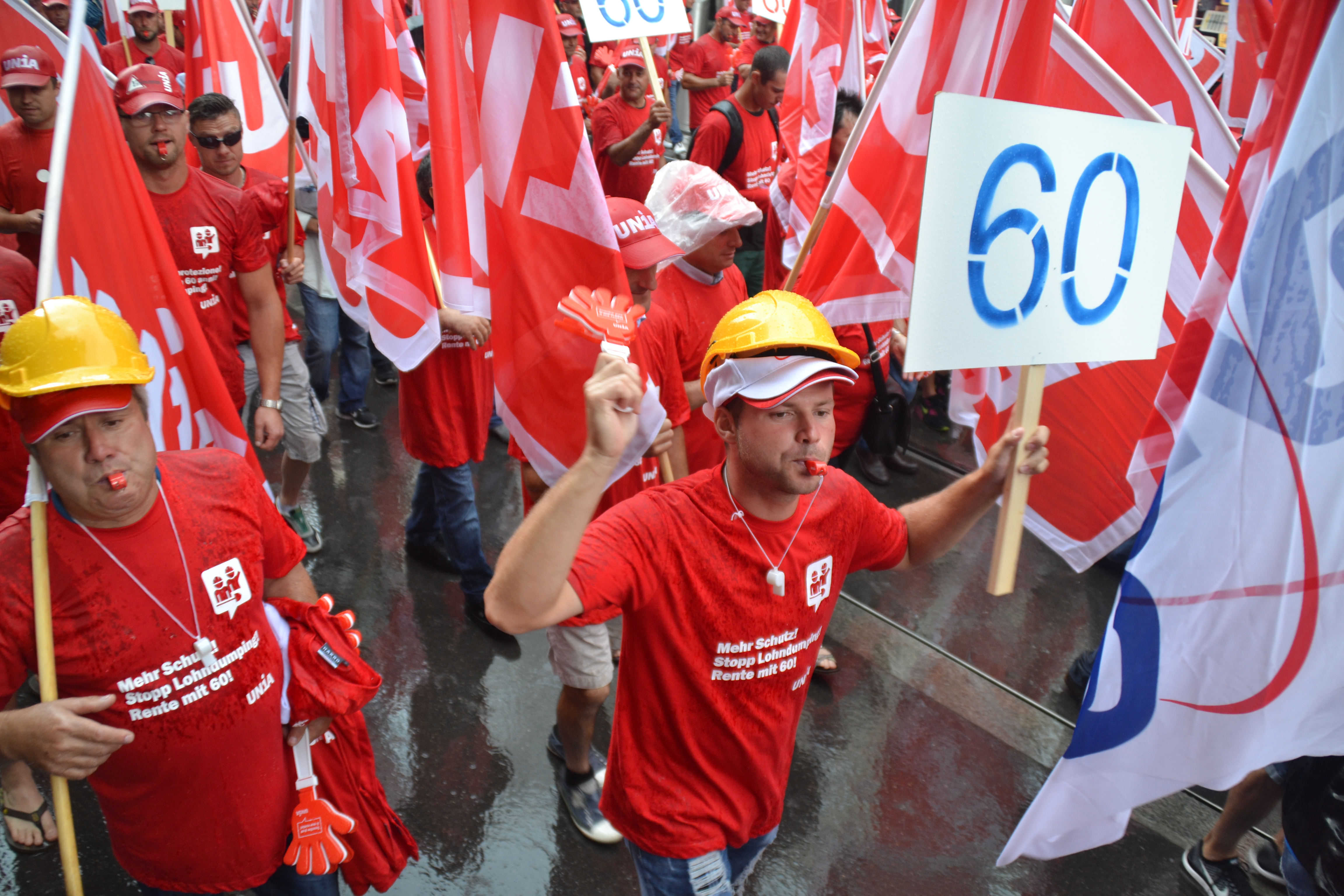 Maçons à la manif de Zurich en 2015 avec un grand panneau "60".