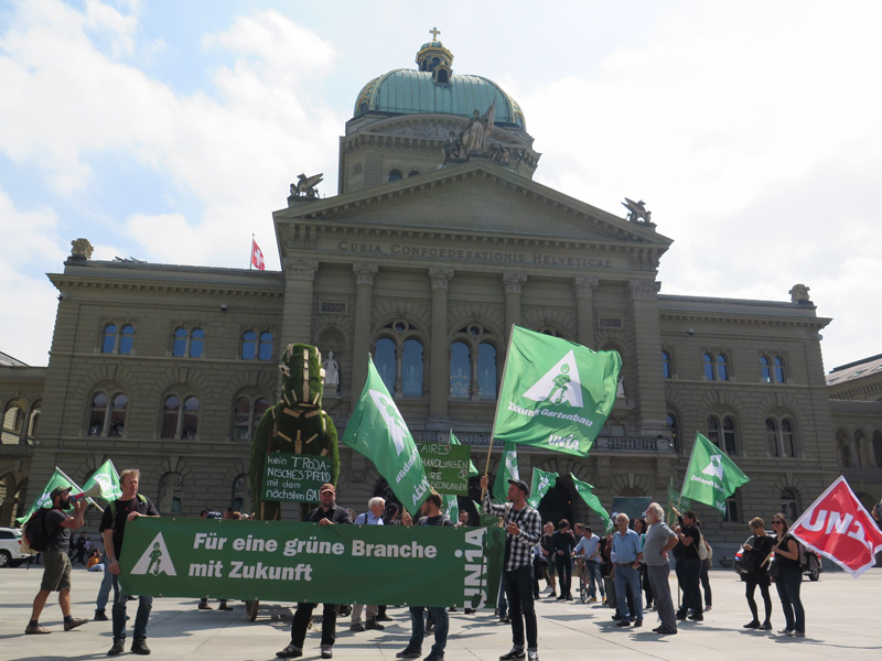 Unia-Gärtner/innen-Demo auf dem Bundesplatz mit trojanischem Pferd