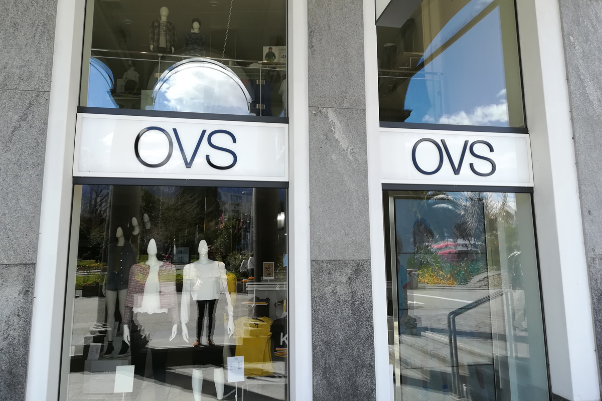 Une vitrine d'OVS