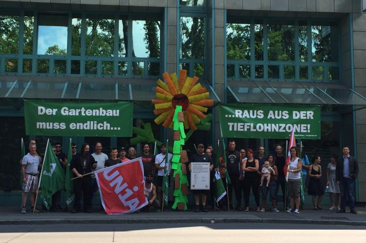 Gärtnerinnen und Gärtner überreichen dem Unternehmerverband JardinSuisse einen Vereinbarungsvorschlag