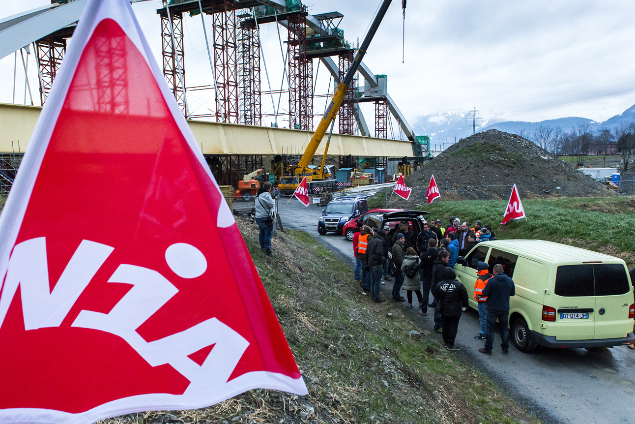 Kontrolle auf einer Baustelle am frühen Morgen