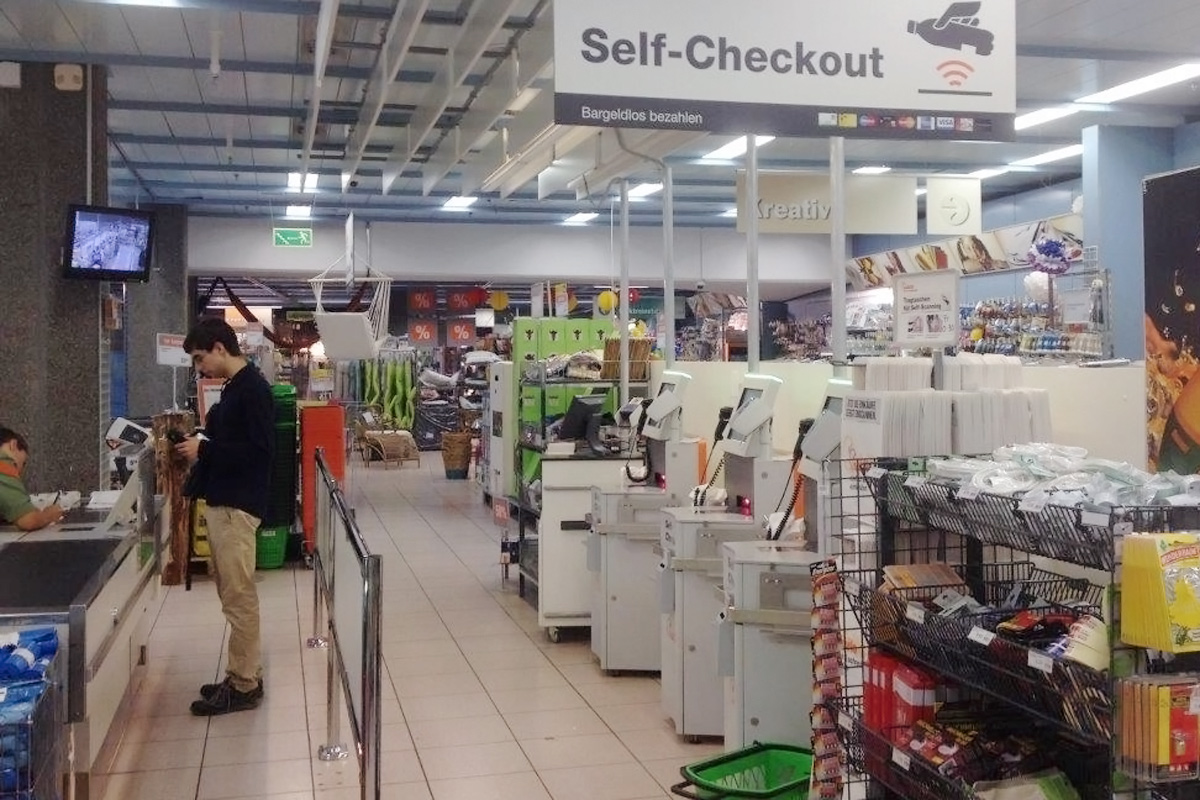 Self-Checkout bei einem Discounter