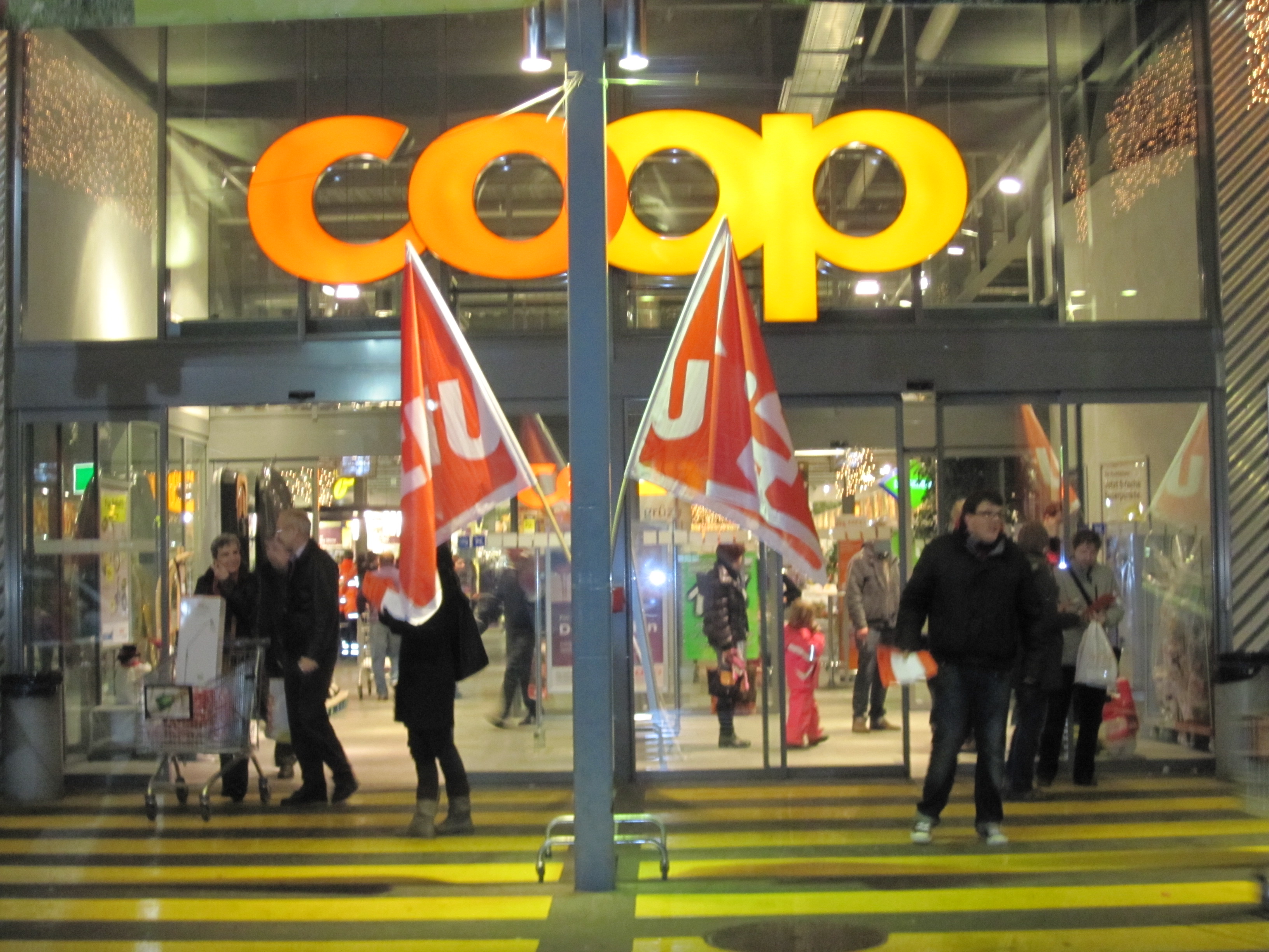 Unia-Fahnen vor Coop-Filiale