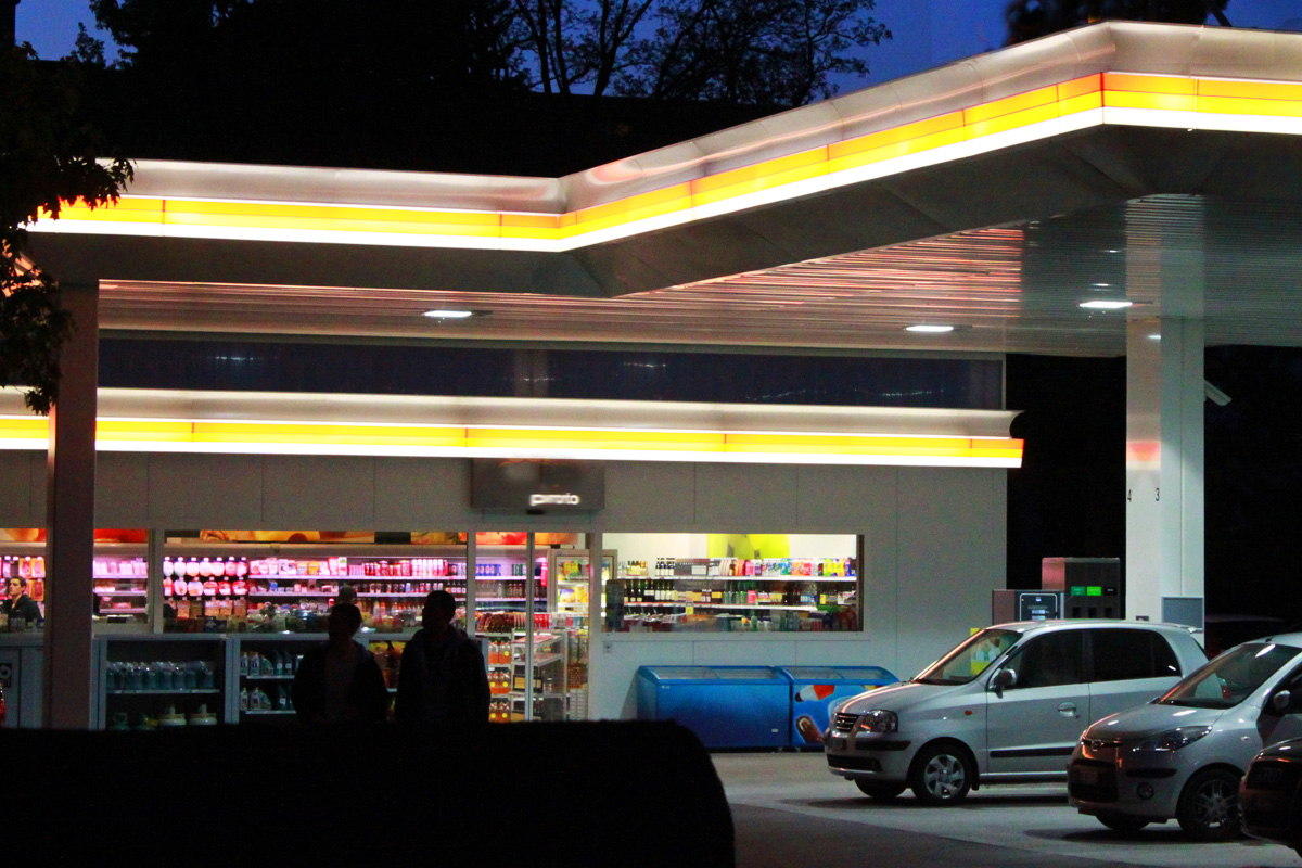 Vue sur un shop de station dans la nuit