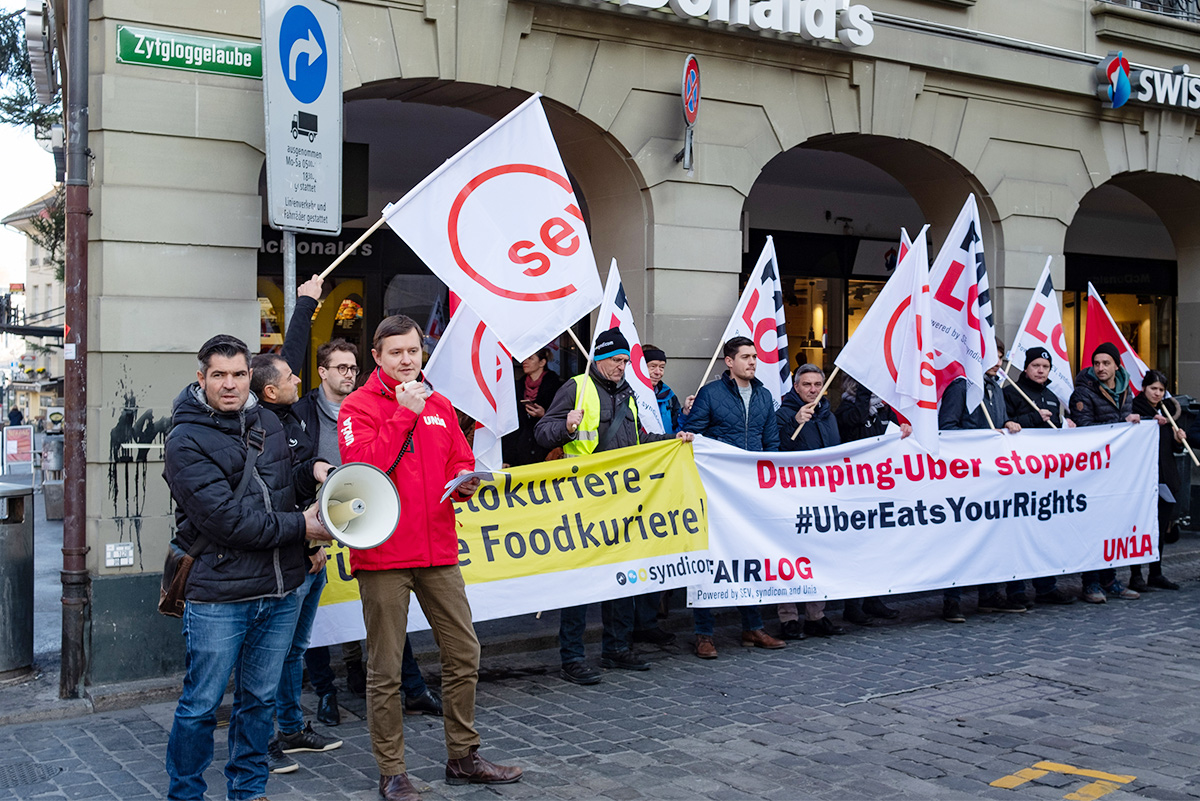 McDonald's-M mit Abwehrspitzen gegen Vögel