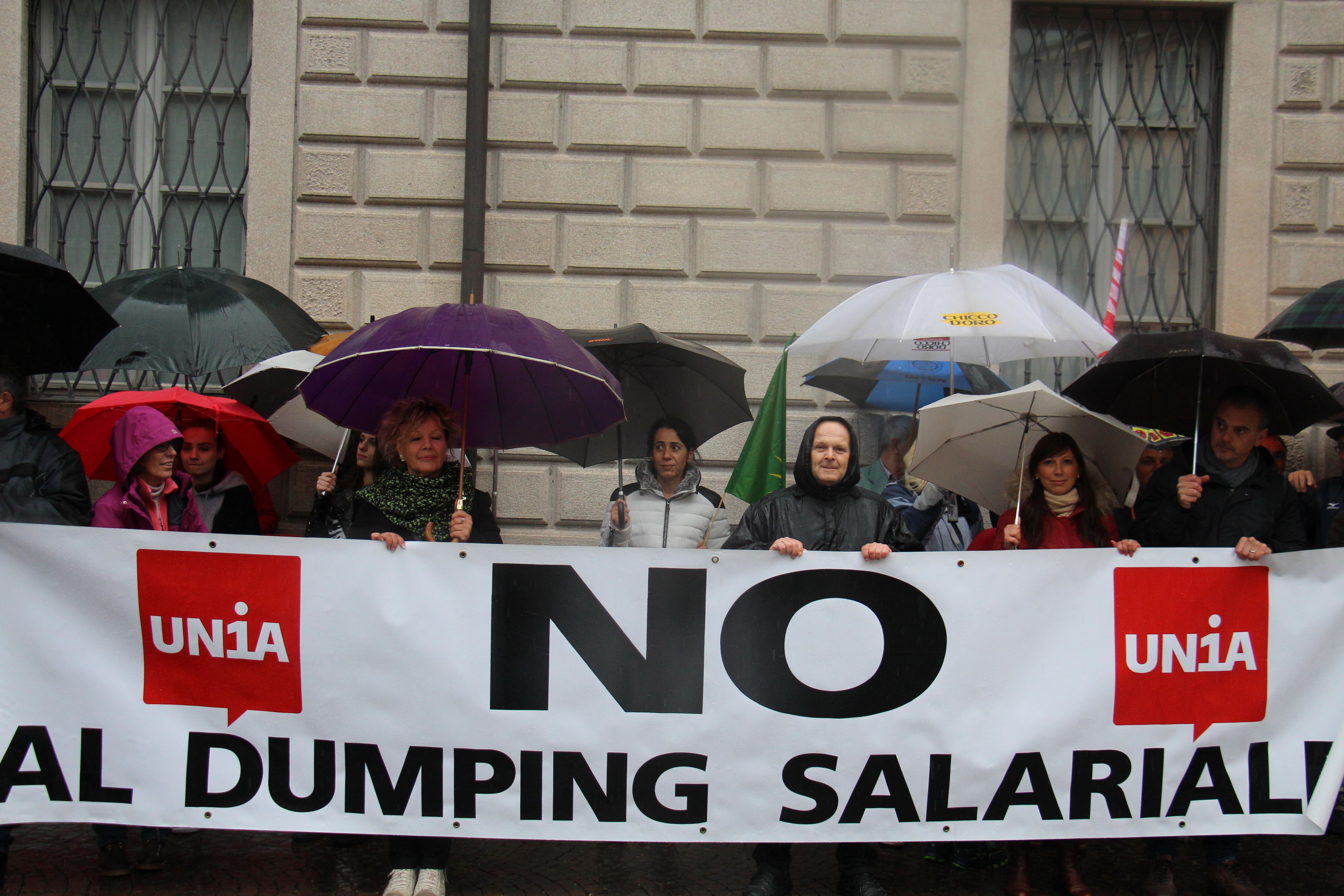 Striscione No al dumping salariale