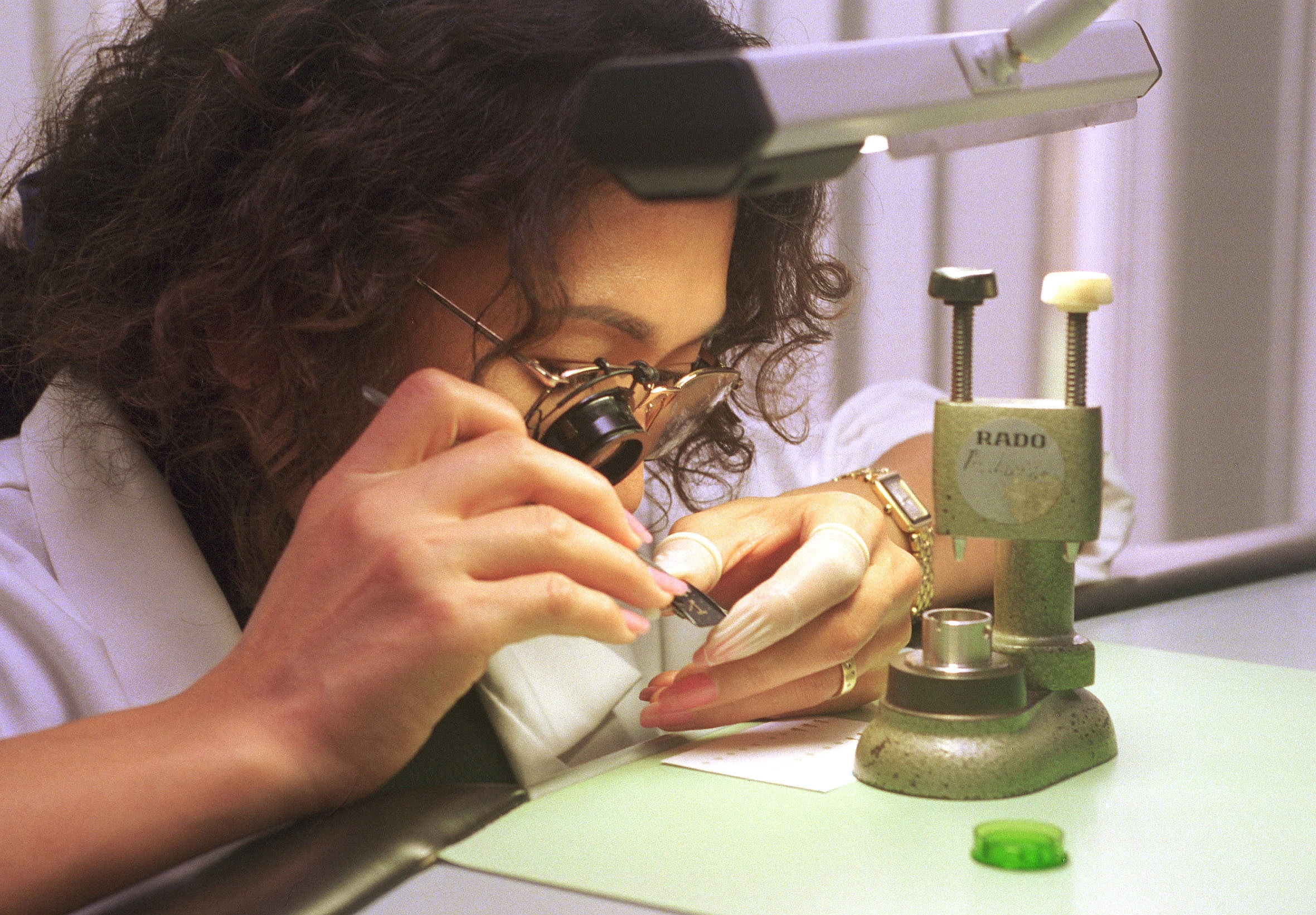 Lavoratore dell'industria orologiera sul posto di lavoro