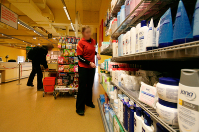 Une vendeuse remplit des rayons dans un magasin d'alimentation.