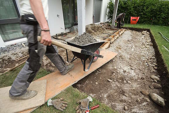 Gärtner mit Schubkarre