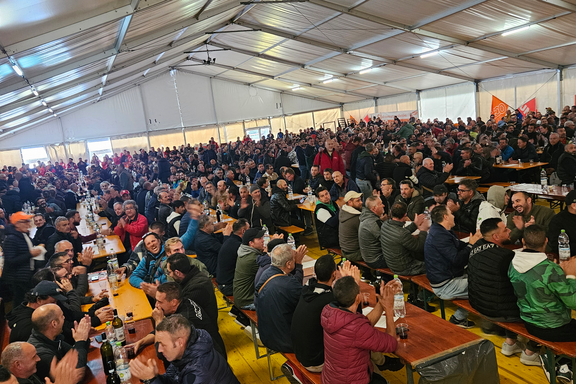 Sous un chapiteau, des milliers de travailleurs de la construction sont rassemblé à l'occasion de la journée de protestation dans la construction au Tessin