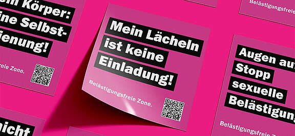 Mehrere pinke Aufkleber der Unia gegen Sexismus im Gastgewerbe. Der grösste Text lautet «Mein Lächeln ist keine Einladung». Daneben steht «Augen auf! Stopp sexuelle Belästigung!» und «Mein Körper: Keine Selbstbedienung!»