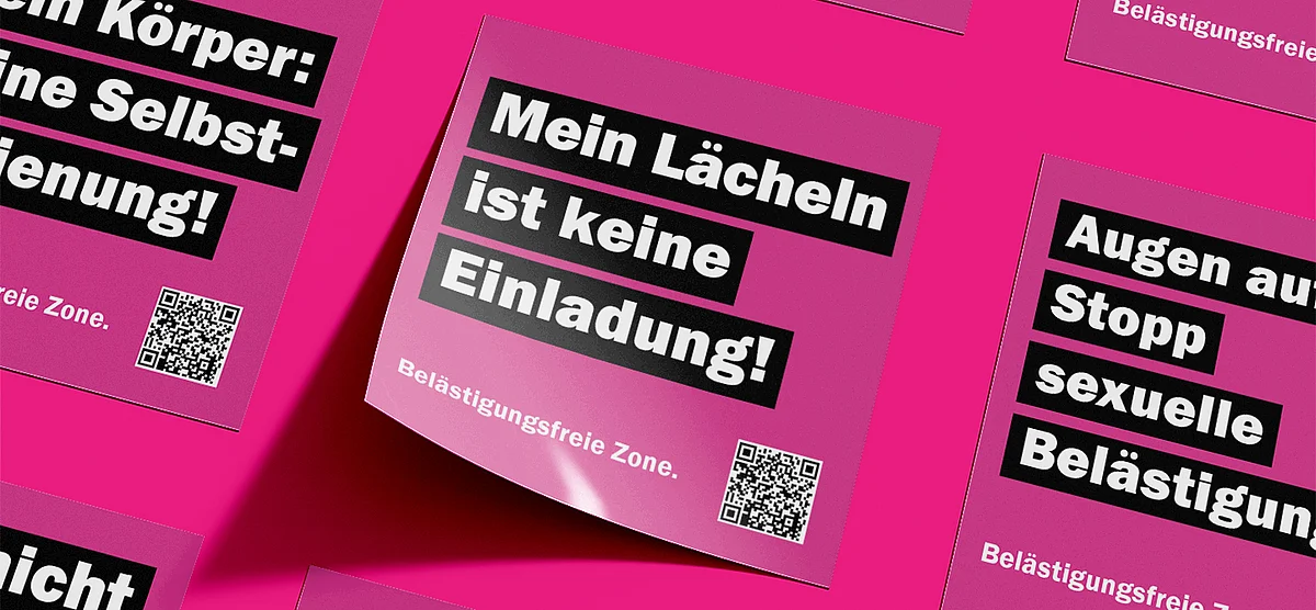 Mehrere pinke Aufkleber der Unia gegen Sexismus im Gastgewerbe. Der grösste Text lautet «Mein Lächeln ist keine Einladung». Daneben steht «Augen auf! Stopp sexuelle Belästigung!» und «Mein Körper: Keine Selbstbedienung!»