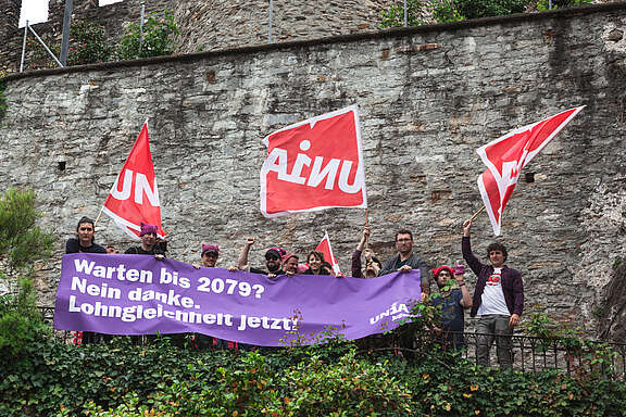 [Translate to Italiano:] Unia Jugend mit Lohngleichheits-Transparent