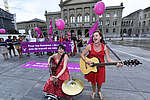 2 musiciennes devant des femmes sur la place fédérale avec banderole: Pour les femmes: du respect, pas de travail au rabais! 