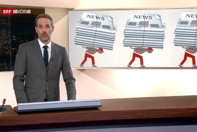 Un journaliste de télévision de 10vor10 devant un tirage au sort avec des porte-journaux surchargés