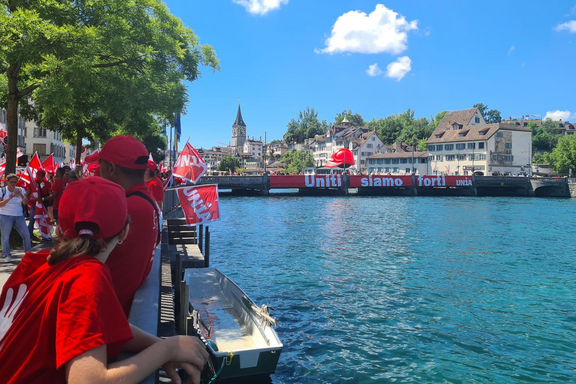 Plus de 15'000 maçons combattifs manifestent à Zurich