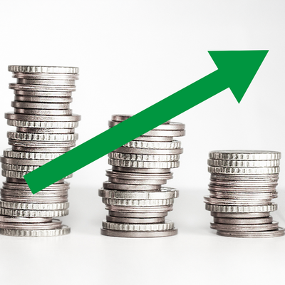 Trois piles de monnaie de taille décroissante symbolisent la perte de pouvoir d'achat. Une flèche verte croissante apposée dessus symbolise la nécessité d'un rattrapage salarial.