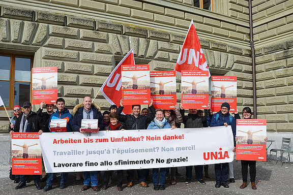 Übergabe der 1‘280 Protestkarten