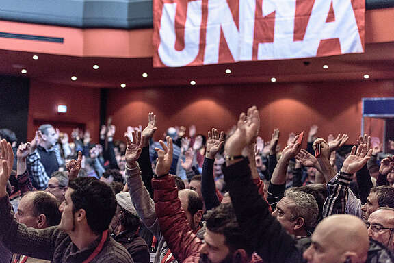 Operaio edile su tetto