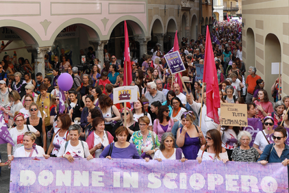 Manifestazione delle donne nelle vie del centro di Bellinzona