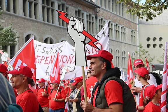 Un elettricista tiene in mano un bastone con un grande pugno che tiene in cima un fulmine