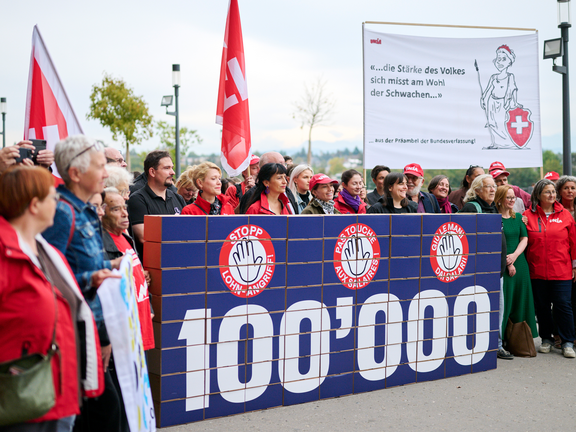 Die Unia und weitere Organisationen reichen vor der Bundeskanzlei rund 100'000 Unterschriften gegen den Angriff auf die Mindestlöhne ein. Im Zentrum steht eine grosse Mauer aus Karton, auf der die Zahl «100'000» steht.