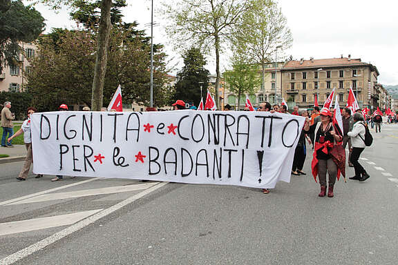 Seniorenbetreuer/innen im Tessin fordern bei einer Aktion geregelte Arbeitsbedinugnen.