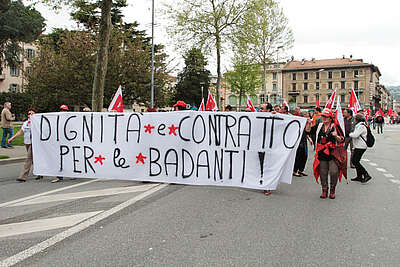 Seniorenbetreuer/innen im Tessin fordern bei einer Aktion geregelte Arbeitsbedinugnen.