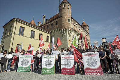 Le comité unitaire pour un salaire minimum vaudois pose sur l'esplanade du château Saint-Maire à Lausanne