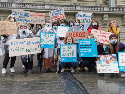 Des soignant-e-s avec des pancartes portant différents slogans attirent l'attention sur la situation difficile dans le domaine des soins.