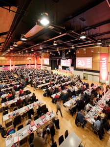 Près de 400 délégué-e-s sont réunis à la Simplonhalle de Brigue.