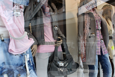 Vitrine d'une boutique de vêtements