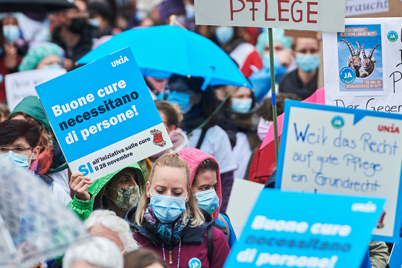 Ottobre 2021: il personale curante manifesta per l’iniziativa sulle cure 