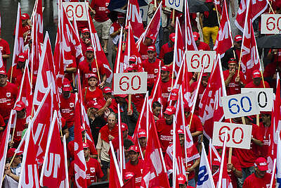 Secrétaire syndicale avec urne de vote pour les travailleurs de la construction