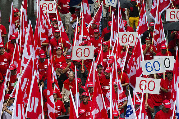 Secrétaire syndicale avec urne de vote pour les travailleurs de la construction